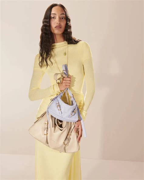 GIVENCHY 中国官网 : 奢华时尚手袋、成衣、鞋履